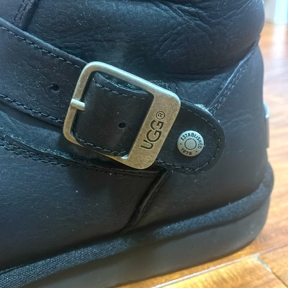 UGG Kensington Sutter Boots in Black Leather ✨ - Picture 7 of 8